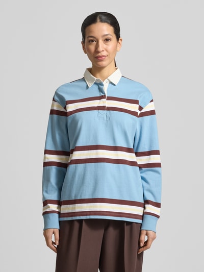 Vrouwenmodel draagt Longsleeve met polokraag en verdekte knoopsluiting van JAKE*S STUDIO WOMAN, puur katoen, relaxed fit, ruglengte maat S 67 cm, lichtblauw met witte en bruine strepen, voorkant, bovenlichaam close-up.