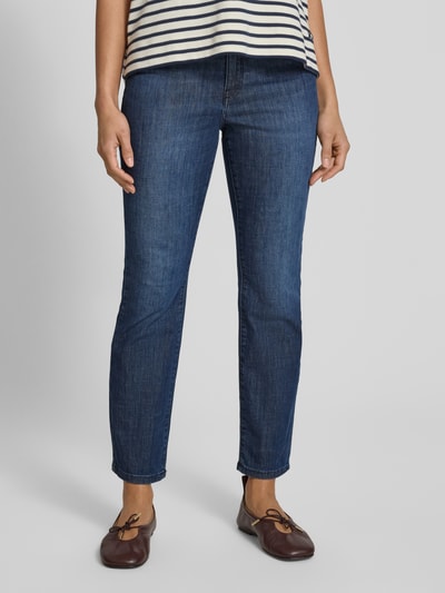 Kobieta nosi Cropped Slim Fit Jeans mit Eingrifftaschen von Christian Berg Woman, mieszanka bawełny z dodatkiem streczu, krój slim fit, krój krótki, wpuszczane kieszenie, szerokość w rozmiarze 36/28: 38 cm, długość wewnętrzna nogawki: 67 cm, granatowe, gładka tekstura, całkowity widok z przodu.