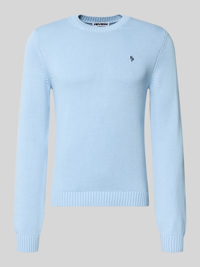 Produktfoto, hellblauer Strickpullover mit gerippten Abschlüssen von REVIEW, reine Baumwolle, gerader Schnitt, Rundhalsausschnitt, Label-Stitching