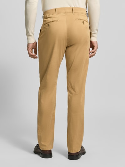 Männermodel trägt Hose mit Gesäßtaschen Modell 'Evans' von BRAX, Baumwoll-Mix mit Stretch-Anteil, Slim Fit, sandfarben, Ganzkörperansicht Rückansicht.