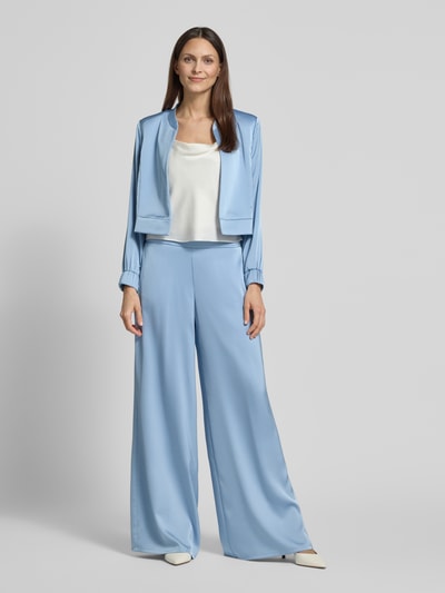 Modelka nosi Stoffhose mit elastischem Bund von V by Vera Mont, satyn, krój relaxed fit, szerokie nogawki, szerokość w rozmiarze 36: 28 cm, długość wewnętrzna nogawki w rozmiarze 36: 79 cm, jasnoniebieski kolor, gładka tekstura, pełny widok z przodu