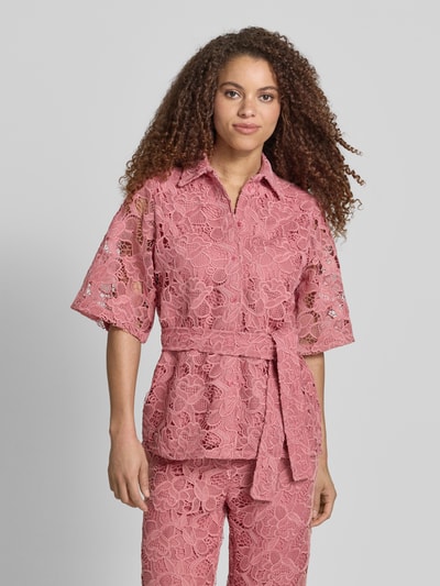 Frauenmodel trägt Bluse aus Spitze mit Bindegürtel von Jake*s Collection in Rosa, Taillierter Schnitt, Kentkragen, Knopfleiste, Ganzkörperansicht von vorne.