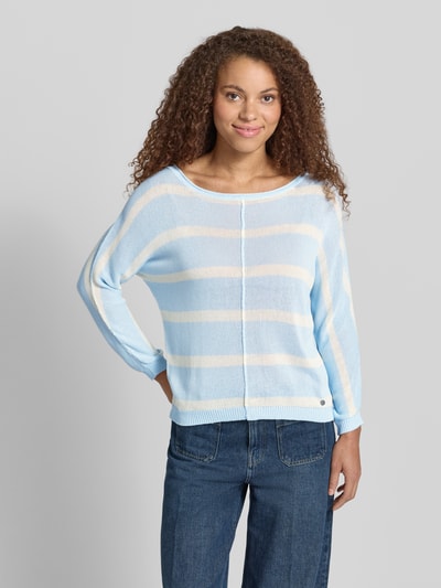 Frauenmodel trägt Boxy Fit Strickpullover aus Viskose-Mix Modell 'ALBERTA' von Pepe Jeans in hellblau-weiß gestreift, strukturierte Strickoptik, Label-Applikation, U-Boot-Ausschnitt, gerippte Abschlüsse, Ganzkörperansicht von vorne.
