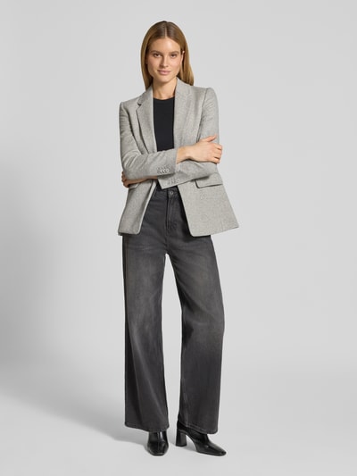 Frauenmodel trägt Blazer mit Reverskragen Modell 'ATLIN' von Drykorn im Material-Mix mit Viskose-Anteil, Regular-Fit, Pattentaschen, Knopfverschluss, Ganzkörperansicht von vorne.