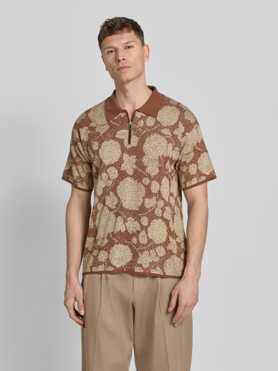 Männermodel trägt Regular Fit Poloshirt mit Reißverschluss von PAUL SMITH aus reiner Baumwolle im Allover-Look, Ganzkörperansicht von vorne.