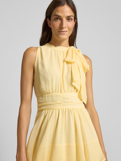 Neo Noir Maxi-jurk in laagjeslook, model 'MARLI SOLID CHIFFON DRESS' Pastelgeel - 3