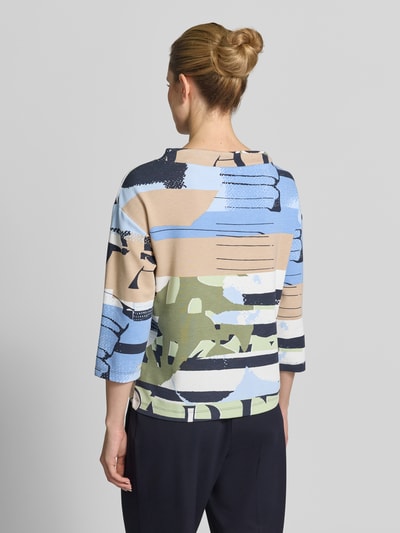 Vrouwenmodel draagt Sweatshirt aus Viskose-Mix mit Rundhalsausschnitt und Tunnelzug van Betty Barclay in regular fit, beige, blauw en groen met abstract patroon, lichte en gladde textuur, detail van rug, rugaanzicht.