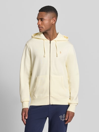 Männermodel trägt Regular Fit Sweatjacke aus reiner Baumwolle von Polo Ralph Lauren, Optik: Unifarben, Logo-Detail, Ganzkörperansicht von vorne.