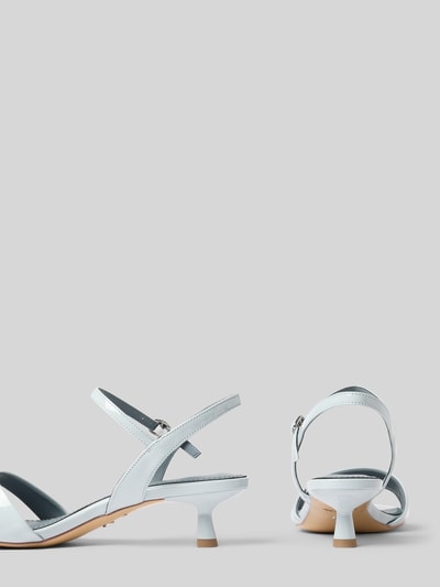 Produktfoto, Sandaletten mit Kitten Heel Absatz von Tamaris in glänzender Optik, offener Schuhspitze, Dornschließe, strukturierter Sohle, hellblau mit glatten und glänzenden Oberflächen, neutrale Hintergrundfarbe.