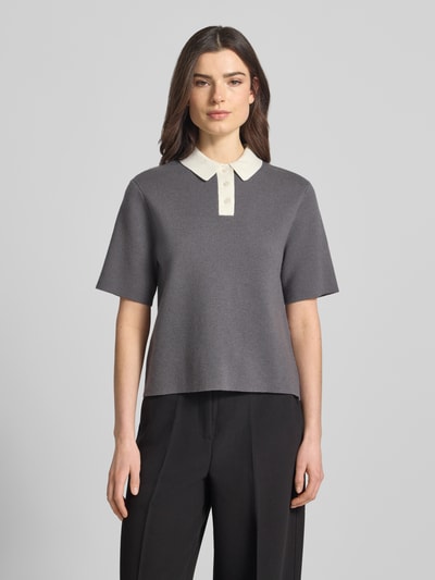 Frauenmodel trägt Strickshirt mit Polokragen Modell 'Tipolo' von Someday, Material-Mix mit Viskose-Anteil, Gerader-Schnitt, Ganzkörperansicht von vorne.