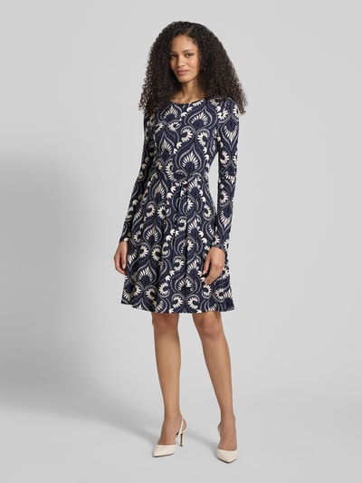 Modelka nosi tailliertes Freizeitkleid aus Viskose-Mix Modell 'SAVANA' od Weekend Max Mara z długim rękawem, niebiesko-białym wzorem, pasek, długość midi, jersey, widok całej sylwetki z przodu.