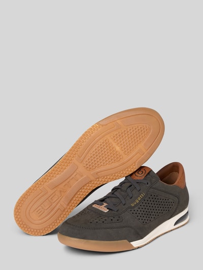 Produktfoto, Sneaker mit Label-Details Modell 'Trevor' von bugatti in Dunkelgrau und Braun, abgerundete Form, strukturierte Sohle, Herren, Schnürung, Schafthöhe 8 cm, Absatzhöhe 3 cm, Schaftweite 10 cm