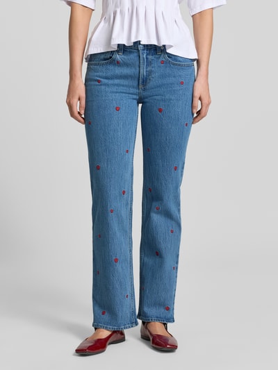 Vrouwenmodel draagt Relaxed Straight Fit Jeans met Stickerei van GAP, blauw, mix van katoen en elastaan, 5-pocketmodel, knoop- en ritssluiting, bandwijdte 39 cm, binnenbeenlengte 79 cm, ganzekörperaanzicht van voren.
