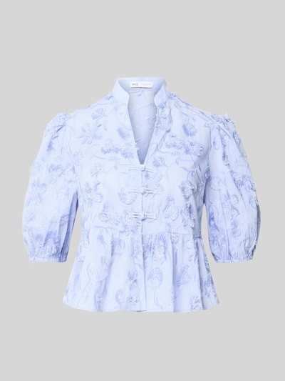 Produktfoto, Regular Fit Bluse mit Stitchings Modell 'CAPUCHIN' von MANGO aus reiner Baumwolle in Hellblau, V-Ausschnitt, Knopfleiste, 3/4-Arm, florale Struktur, Rückenlänge 49 cm, Ärmellänge 37 cm.