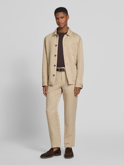 Mannenmodel draagt Regular Fit Hemdjacke aus Lyocell-Mix mit Leinen-Anteil van Roy Robson in beige met opgestikte zakken, knoopsluiting, kentkraag, regular fit, ruglengte bij maat 50: 74 cm, geheelbeeld vooraanzicht.