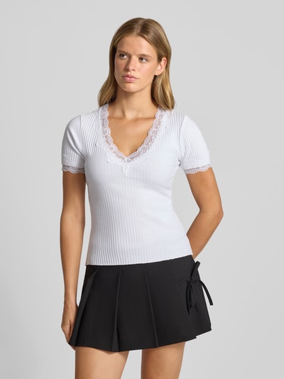 Vrouwenmodel draagt T-shirt in Ripp-Optik met Spitzenbesatz van Gina Tricot, Mix van katoen en elastaan, slim fit, riblook, ruglengte maat S 56 cm, Ganzkörperaanzicht van voren.