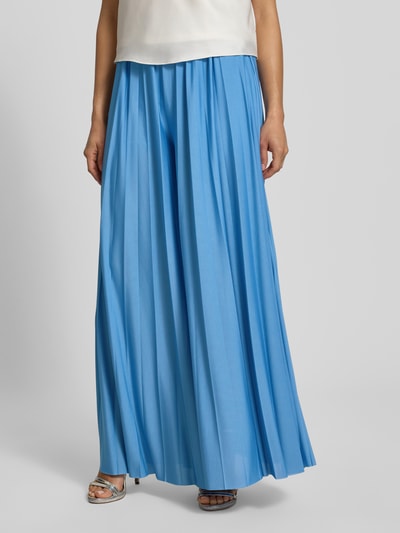 Frauenmodel trägt Stoffhose mit Plisseefalten Modell 'Samantha' von GUIDO MARIA KRETSCHMER WOMAN in Blau, Satin, Wide Leg Fit, Nahaufnahme Unterkörper.