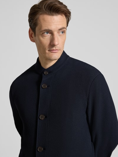 Männermodel trägt Slim Fit Sakko mit Stehkragen und Pattentaschen von Emporio Armani, Material-Mix mit Viskose-Anteil, Nahaufnahme Oberkörper.