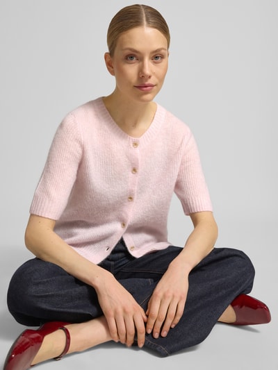 Frauenmodel trägt Cardigan aus Woll-Mix mit 1/2-Arm Modell 'Thora' von MOS MOSH in zartem Rosa, feine Textur, Nahaufnahme Oberkörper.