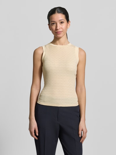 Modelka nosi Top mit Ziersteinbesatz und Rundhalsausschnitt von GUESS, mieszanka materiałów z dodatkiem streczu, krój slim fit, model 'FRANCINE', okrągły dekolt, ozdobne kamienie, detal z logo, długość tyłu w rozmiarze S: 52 cm, jasny beż, gładka tekstura, widoczne drobne kamienie, widok całej sylwetki z przodu.