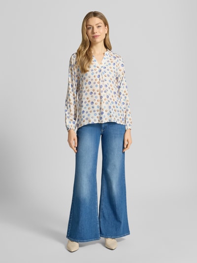 Frauenmodel trägt Flared Fit Jeans im 5-Pocket-Design von MAC, elastischer Baumwoll-Mix, mittleres Blau, Ganzkörperansicht von vorne.