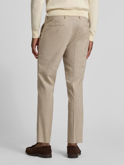 Męski model nosi Slim Fit Anzughose in melierter Optik Modell 'Paco' od CG Club of Gents, mieszanka bawełny z dodatkiem żywej wełny, beżowa, wpuszczane kieszenie, kieszeń z wypustką, ozdobne kanty, zapięcie na guzik i zamek błyskawiczny, cała sylwetka z tyłu.