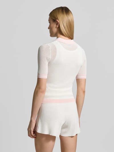 Kobiece model prezentuje Slim Fit Poloshirt aus Viskose-Mix Modell 'GABRY' od Guess Activewear, biały z różowymi detalami, tekstura siateczki, krój slim fit, widok całej sylwetki z tyłu, długość pleców w rozmiarze S: 52 cm.