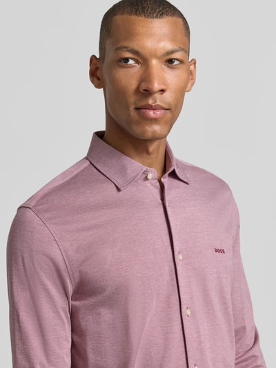 Männermodel trägt rood slim fit vrijetijdsoverhemd van katoen model 'Mysoft_2' van BOSS Orange, Heren, Nahaufnahme Oberkörper