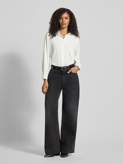 Kobiece modelka nosi Bluzka o kroju regular fit z obszyciem ozdobnymi kamieniami Model 'Il44lenia' od ZABAIONE, kołnierzyk koszulowy, listwa guzikowa, długość tyłu 69 cm, długość rękawów 60 cm, widok całej sylwetki z przodu.