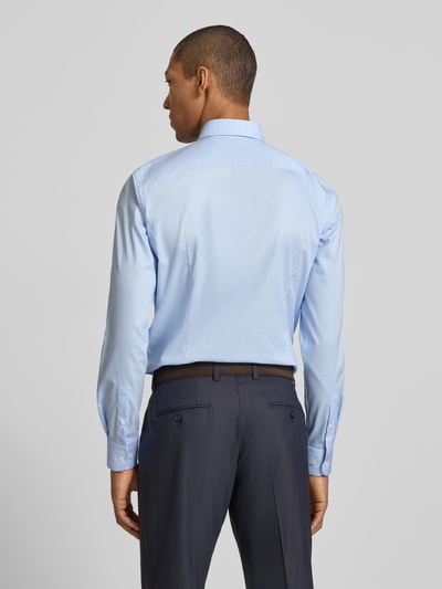 Męski model nosi Slim Fit Businesshemd aus reiner Baumwolle Modell 'HANK' von BOSS, jednokolorowy, popelina, kołnierzyk typu kent, długi rękaw, sportowe mankiety, naszywka z logo, wykończenie: zaokrąglony dół, widok całej sylwetki z tyłu.