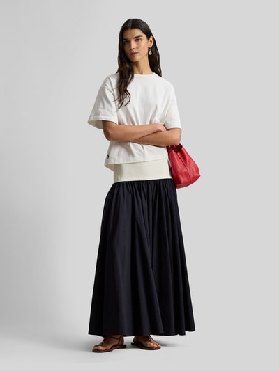 Frauenmodel trägt Ausgestellter Midi-Rock aus reiner Baumwolle von Polo Ralph Lauren, Two Tone Optik, Midi-Länge, Ganzkörperansicht von vorne.