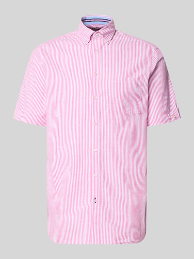 Produktfoto, Regular Fit Freizeithemd mit Brusttasche von Christian Berg Men, Reine Baumwolle, rosa-weiß gestreift, Button-Down-Kragen, Kurzärmelig, durchgehende Knopfleiste, glatte Textur