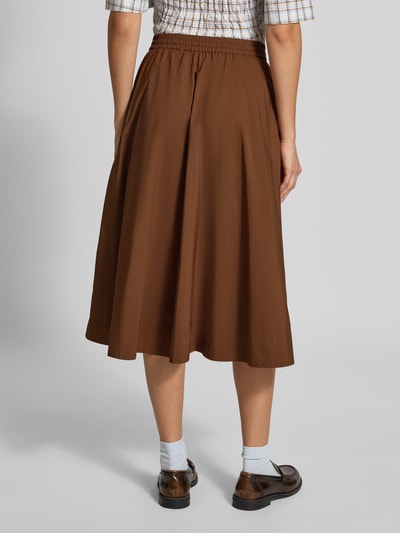 Frauenmodel trägt A-Linien Midi-Rock mit elastischem Bund Modell 'KEELY2' von Essentiel Antwerp in Braun, mittellanger Schnitt, Ganzkörperansicht Rückansicht. Damen Midi-Rock von Essentiel Antwerp.