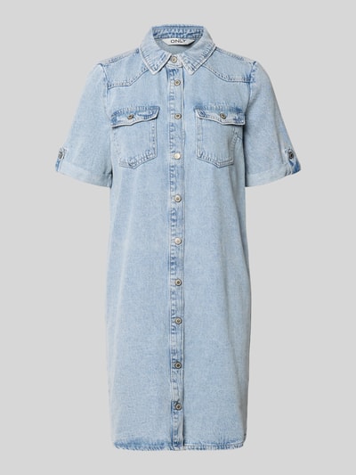 Produktfoto, Körpernahes Jeanskleid aus Baumwoll-Viskose-Mix Modell 'LISA' von Only, jasnoniebieski denim, krótki rękaw, długość mini, dwie kieszenie na piersi, guzikowy przód, detal przeszycia, prosty krój, damska odzież casual