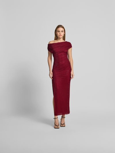 Frauenmodel trägt Maxikleid mit Allover-Ziersteinbesatz von Self-Portrait in Rot, Elastischer-Material-Mix, Slim-Fit, Off-Shoulder-Design, Raffung, Ganzkörperansicht von vorne. Gesamtlänge 130 cm, Brustweite 39 cm, Taillenweite 30 cm.