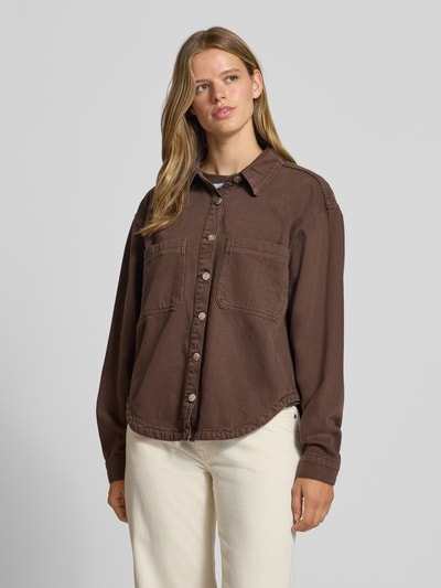 Frauenmodel trägt Loose Fit Hemdjacke mit Woll-Anteil Modell 'ALVA' von NOISY MAY®, braun, Umlegekragen, strukturierte Baumwoll-Woll-Mix, Ganzkörperansicht von vorne.