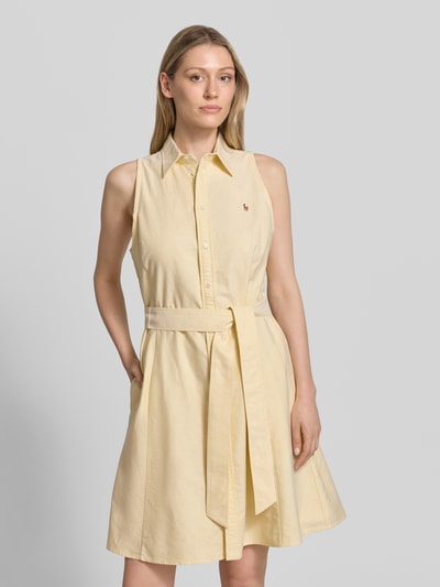 Vrouwenmodel draagt Regular Fit Polokleid aus reiner Baumwolle van Polo Ralph Lauren, look: effen, regular fit, knielang, hooggesloten, gestikt logo, knoopsluiting, tailleriem, mouwloos, materiaal: puur katoen, voorkant bovenlichaam close-up.