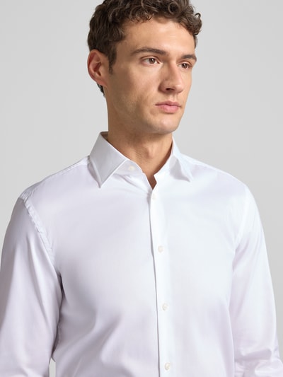 Männermodel trägt Slim Fit Business-Hemd mit Kentkragen Modell 'Hank Kent' von BOSS, Unifarbenes-Design, Reine Baumwolle, Nahaufnahme Oberkörper.