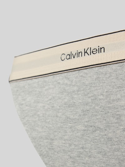 Calvin Klein Underwear Tanga z wyhaftowanym logo model ‘Redefined’ Jasnoszary 2