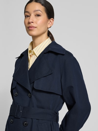 Frauenmodel trägt Regular Fit Trenchcoat aus Baumwoll-Lyocell-Mix von s.Oliver RED LABEL, Optik: Unifarben, Nahaufnahme Oberkörper.