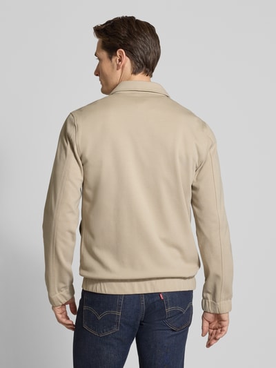 Männermodel trägt Jacke mit Umlegekragen und Reißverschluss von Lindbergh, Beige, Regular-Fit, Material-Mix mit Viskose-Anteil, Ganzkörperansicht Rückansicht