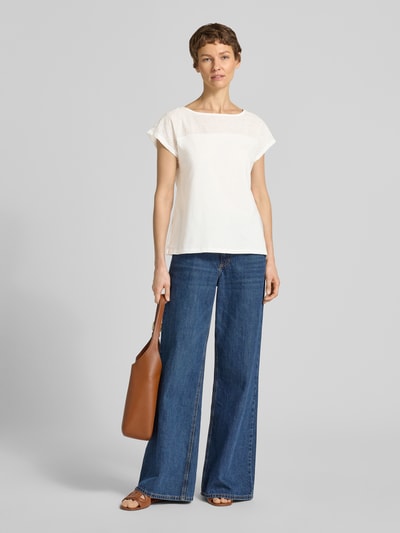 Kobiece modelka nosi Regular Fit Blusentop aus reiner Baumwolle Modell 'JANNI' od Vero Moda, kolor jednolity, krótki rękaw, półprzezroczysty detal, dekolt łódkowy, jersey, biała, widok całej sylwetki z przodu.