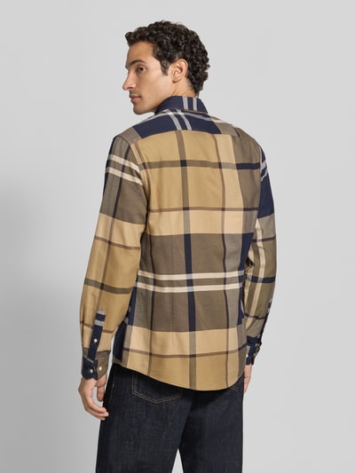 Männermodel trägt Regular Fit Hemd aus reiner Baumwolle von Barbour in Beige und Blau mit Karomuster, Ganzkörperansicht Rückansicht. Herren Freizeithemd.
