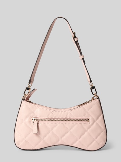 Produktfoto, Shoulder Bag mit Logo-Detail Modell 'Libby' von GUESS z główną przegrodą na zamek błyskawiczny, odpinanym paskiem na ramię, detalem z logo, imitacją skóry, ozdobnym detalem, szerokość w rozmiarze 1: 30 cm, długość w rozmiarze 1: 16 cm, głębokość w rozmiarze 1: 5 cm, długość paska na ramię w rozmiarze 1: 55 cm, jasnoróżowy kolor, pikowana faktura, prostokątny kształt