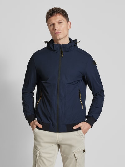 Männermodel trägt Jacke mit Kapuze und Reißverschlusstaschen von PME Legend in Dunkelblau, Material-Mix, Regular Fit, Ganzkörperansicht von vorne