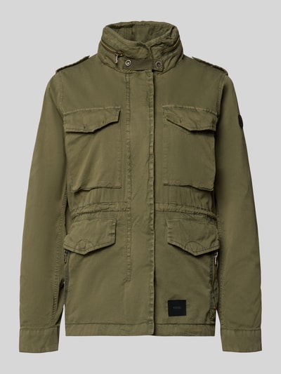 Produktfoto, Jacke mit Pattentaschen Modell 'NORI' von khujo, bawełniana, prosty krój, kaptur chowany, stojący kołnierz, szerokość ramion w rozmiarze S: 38 cm, szerokość klatki piersiowej w rozmiarze S: 48 cm, długość tyłu w rozmiarze S: 64 cm, długość rękawa w rozmiarze S: 60 cm, zapięcie na zamek i napy, długi rękaw, zielony kolor, tekstura gładka
