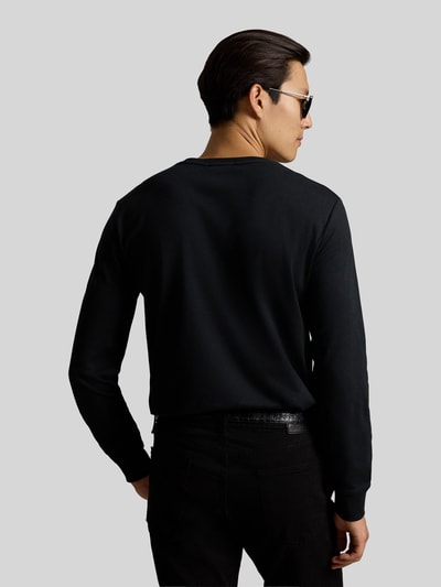 Männermodel trägt Regular Fit Langarmshirt aus reiner Baumwolle Modell 'PIMA' von Polo Ralph Lauren, schwarzer Stoff, Ganzkörperansicht Rückansicht. Herren Langarmshirt von Polo Ralph Lauren.