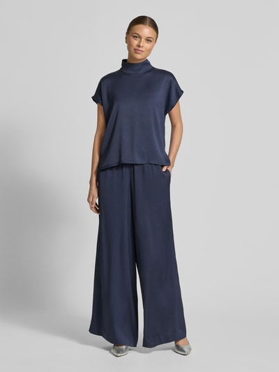 Vrouwenmodel draagt Hose mit weitem Bein Modell 'TWEEZER' van Drykorn, donkerblauw, stretchstof, elastische taille, steekzakken, volledige lichaamsvooraanzicht.