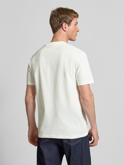 Männermodel trägt Oversized T-Shirt aus reiner Baumwolle von Marc O'Polo Denim, Optik: Unifarben, Passform: Oversized, Rundhals, Materialverarbeitung: Heavy Rough Jersey, Label-Print, Ganzkörperansicht Rückansicht.