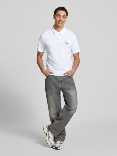 Männermodel trägt Poloshirt mit Label-Print Modell 'BRANDON' von Jack & Jones in Weiß, Regular-Fit, Reine Baumwolle, Ganzkörperansicht von vorne.